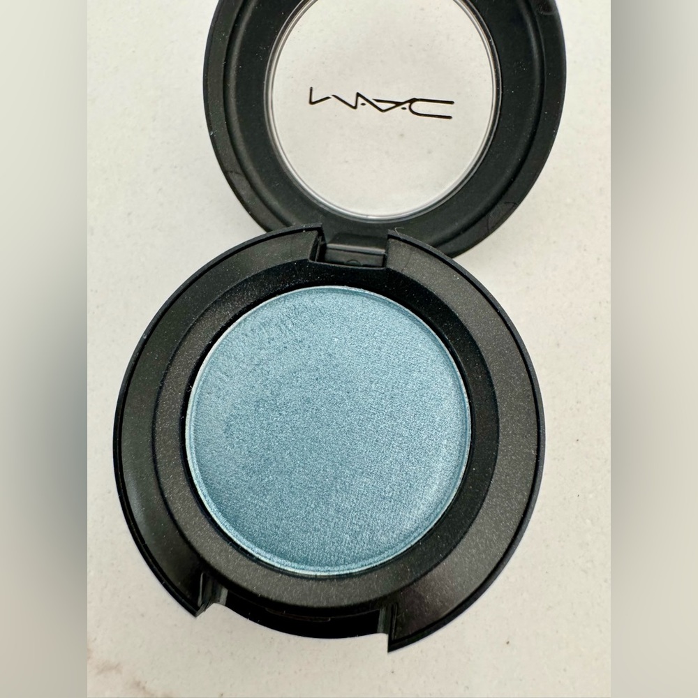MAC Cosmetics Suave Intentions eyeshadow